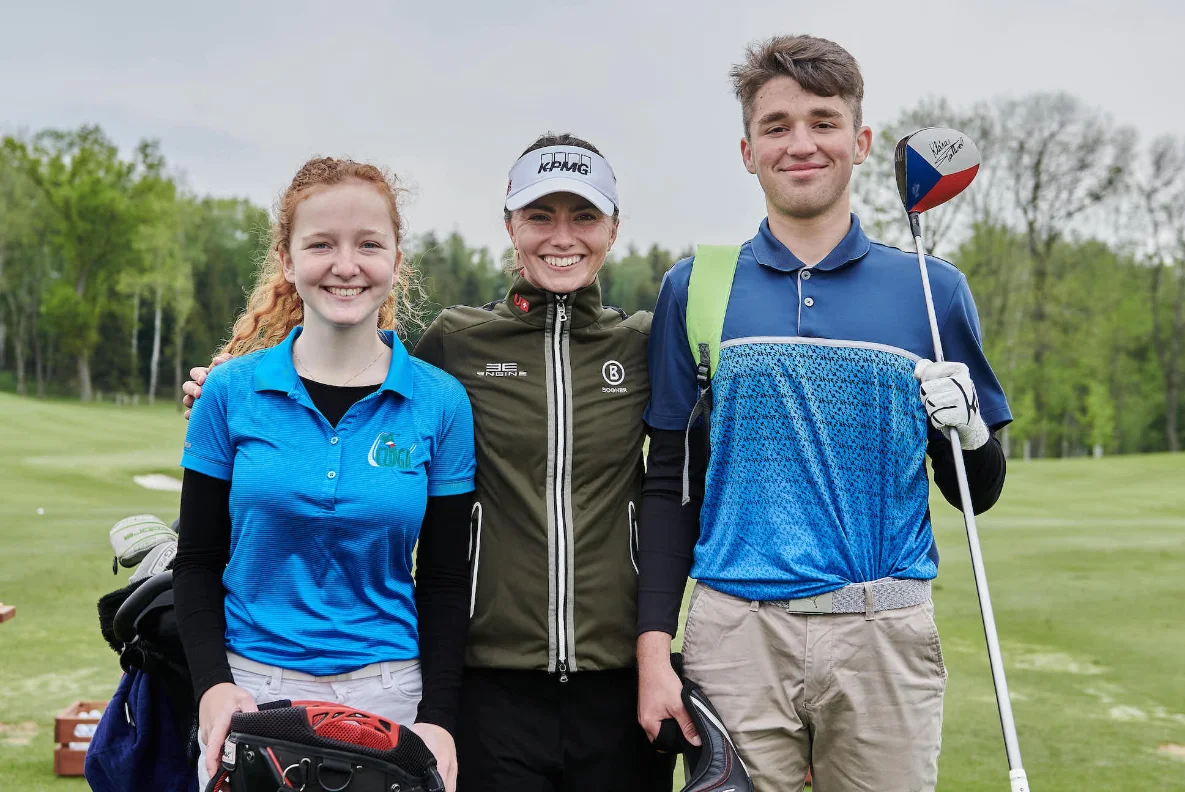 Na poličku? Kdepak! S holí od Spilkové bude mladý golfista pálit
