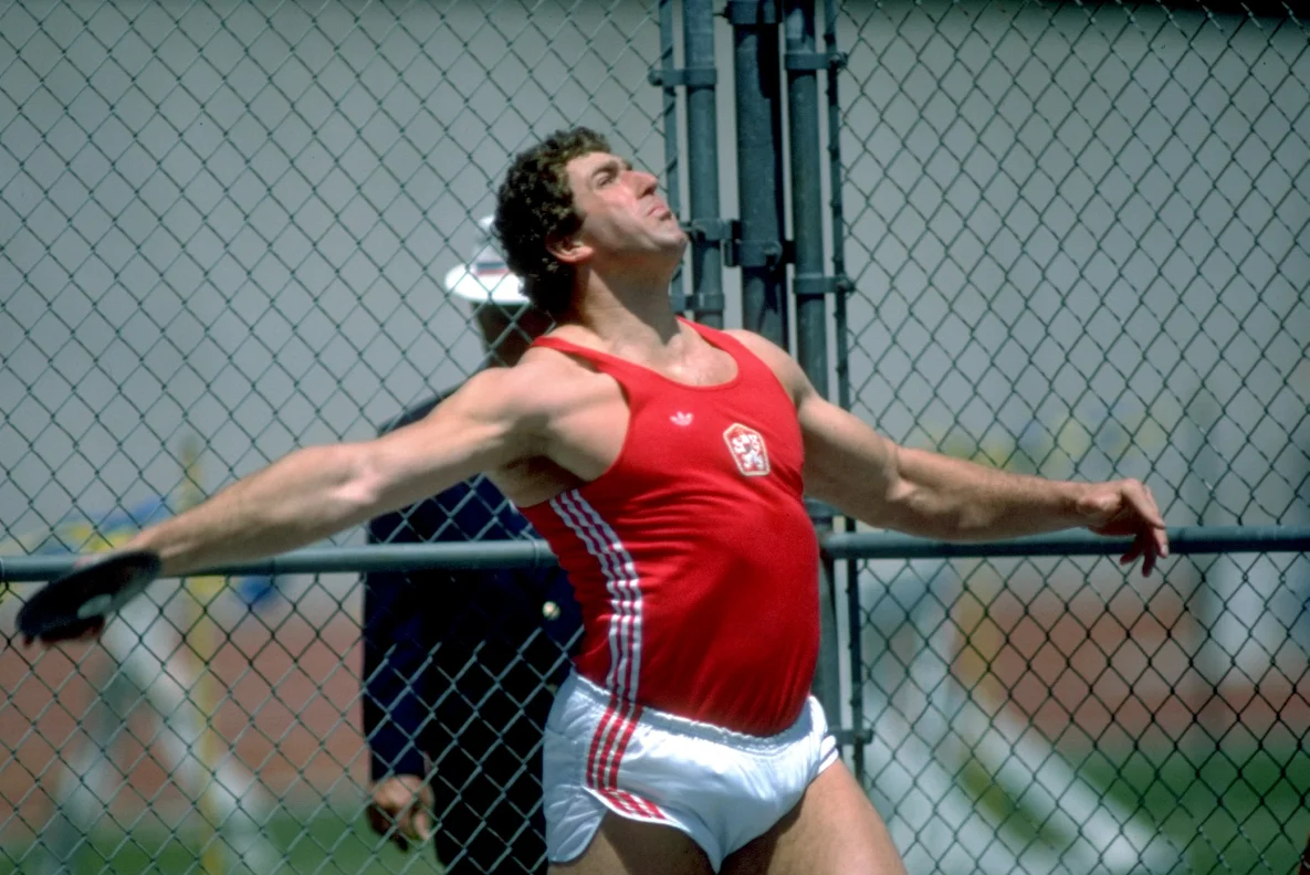 Mohutný obr s olympijským stříbrem se ohání kosou a pěstuje bio! 