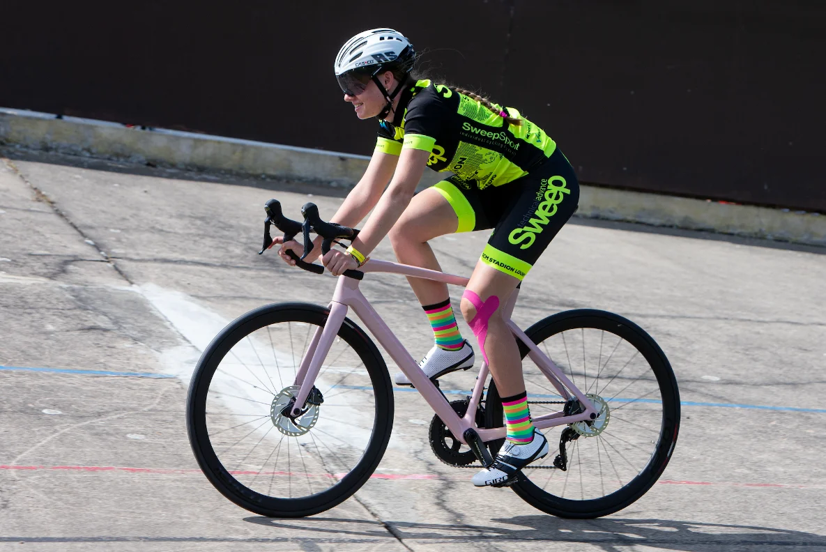 To je krása! Růžové silniční kolo pomůže talentované cyklistce