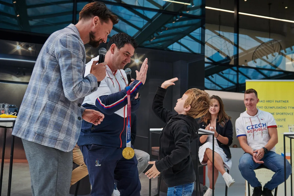 Rozdávají radost. Medailisté z Tokia a SAZKA obdarují sportovní kluby