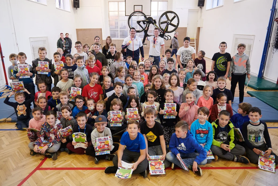 Olympijská návštěva. Zlatý Lipták a dráhař Bábek přijeli za dětmi ze školy poničené tornádem 