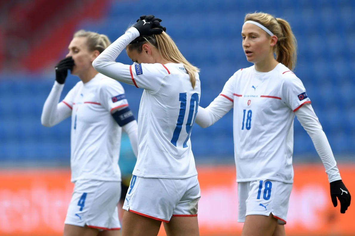 Rovné odměny ve sportu? V biatlonu či surfingu to jde, nejpopulárnější sporty zaostávají