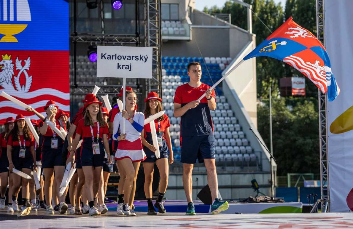 Vlajkonoš Karlovarského kraje Vašina: Děti bavte se a nebojte se