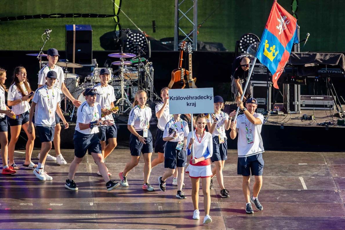 Rodinná výprava Indruchových na Olympiádě mládeže. Táta byl vlajkonoš, děti budou závodit