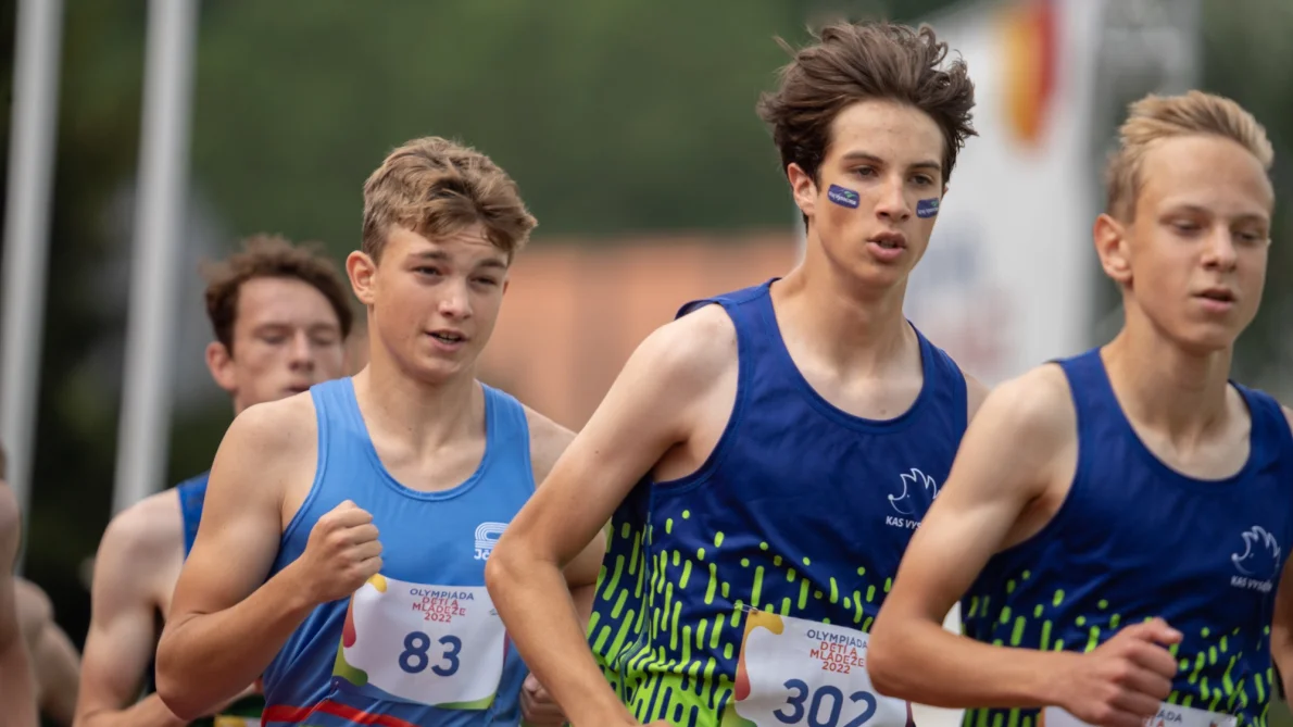 Po roce u atletiky má stříbro. Běžce Červinku ale čeká těžké rozhodování