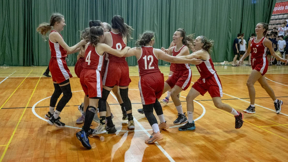 Olympiádu zahájily tancem. Teď basketbalistky z Královéhradeckého kraje slaví bronz