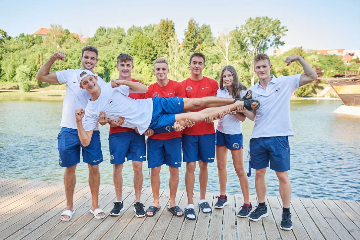 Sedm statečných z tvrdého těsta! Spolužáci z gymplu reprezentují Česko na olympiádě