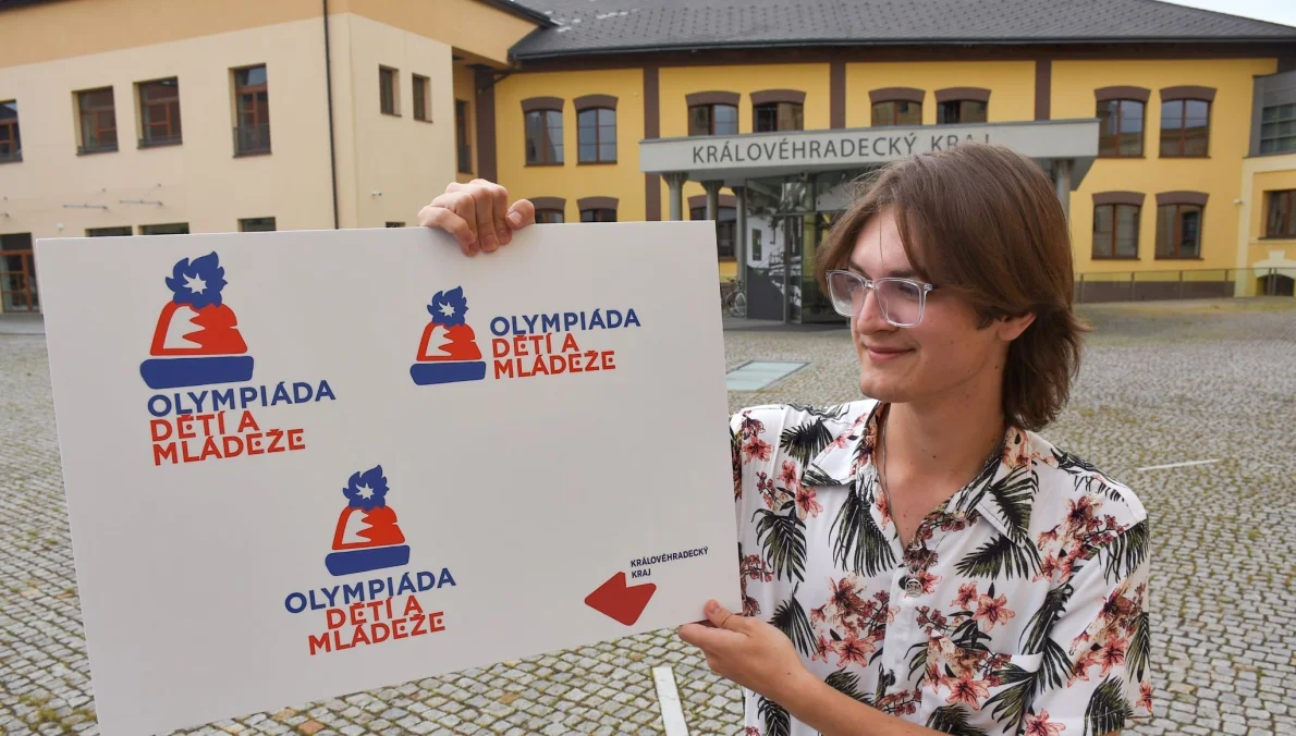 Kulich s ohněm a sjezdovkou symbolem zimní Olympiády dětí a mládeže
