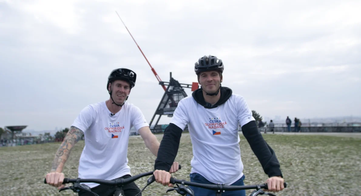 Letenský souboj na kolech pro dobrou věc. Jak si vedli olympionik Rohan a biker Kolář?