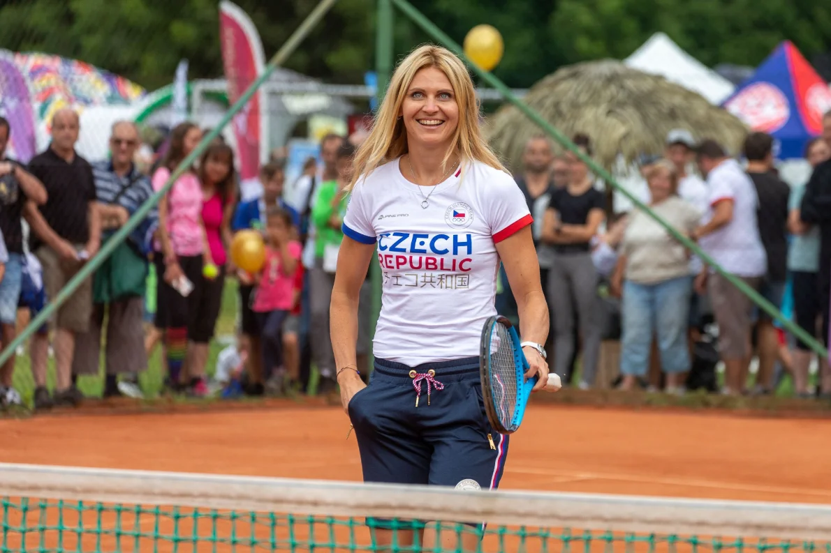Lucie Šafářová v nové kampani podporuje sportování dětí z České olympijské nadace