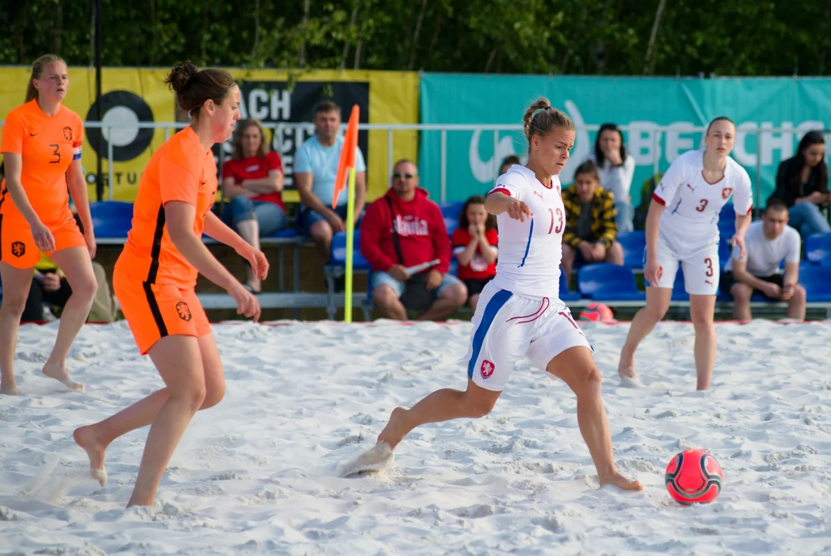 Z jediné beach arény v Česku do světa. Plážové fotbalistky míří na Evropské hry