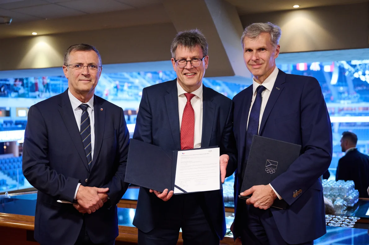 Podpis memoranda s hokejem v pozadí. Česko-německá sportovní spolupráce se prohlubuje
