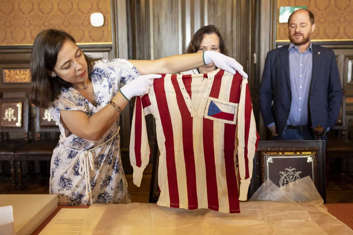 Stoletá relikvie! Národní muzeum získalo československý fotbalový dres z olympiády v Paříži 1924