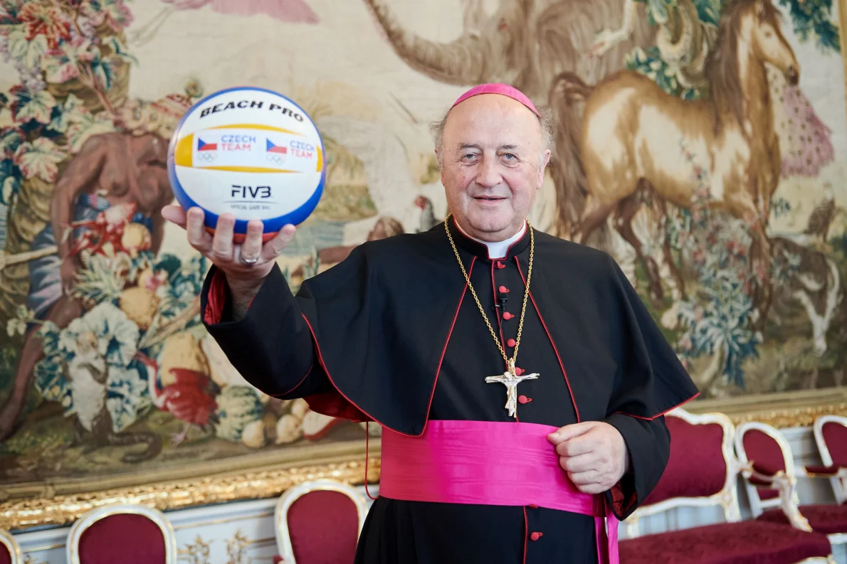 Bůh vám žehnej. Pražský arcibiskup Jan Graubner popřál štěstí sportovcům v Paříži