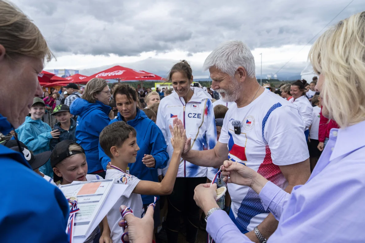 Sportování, fandění a oceňování dětí. Prezident Pavel navštívil Olympijský festival