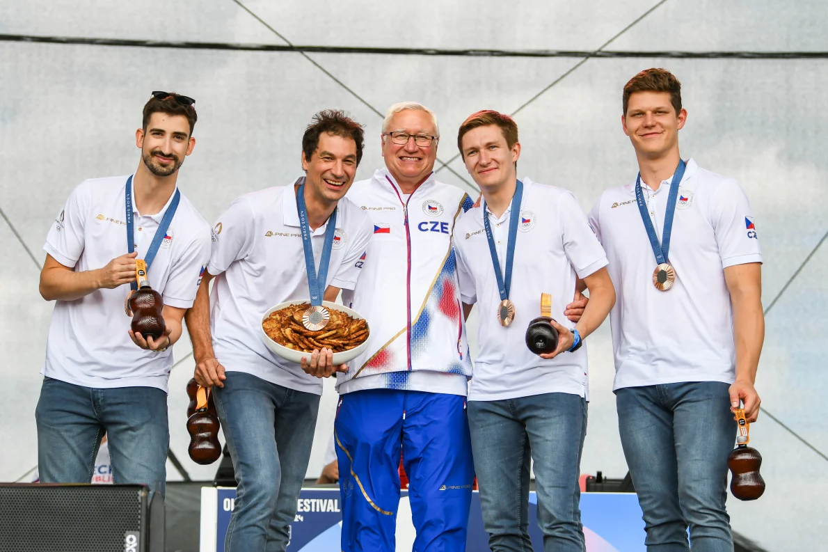 Fanoušci, trenéři, rodina, a navíc bramboráky. Olympijský festival přivítal bronzové šermíře