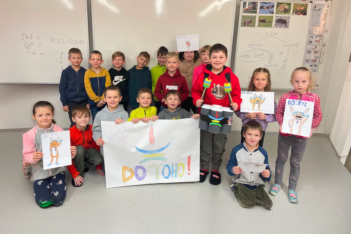 Bubny i chrastítka! Díky třetí etapě školního programu to bude na sportovištích žít