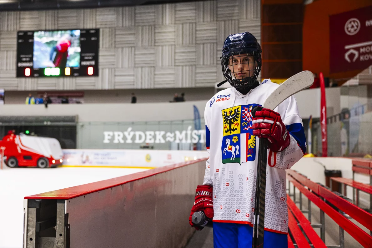V covidu ho slavný táta trénoval v garáži, teď hokejista Adamský usiluje o medaili na Olympiádě dětí a mládeže