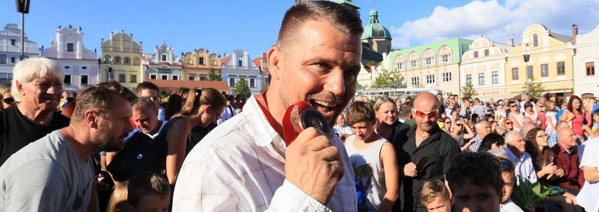 Medaili dostal po devíti letech. Zaplněné náměstí v rodném městě Švece dojalo